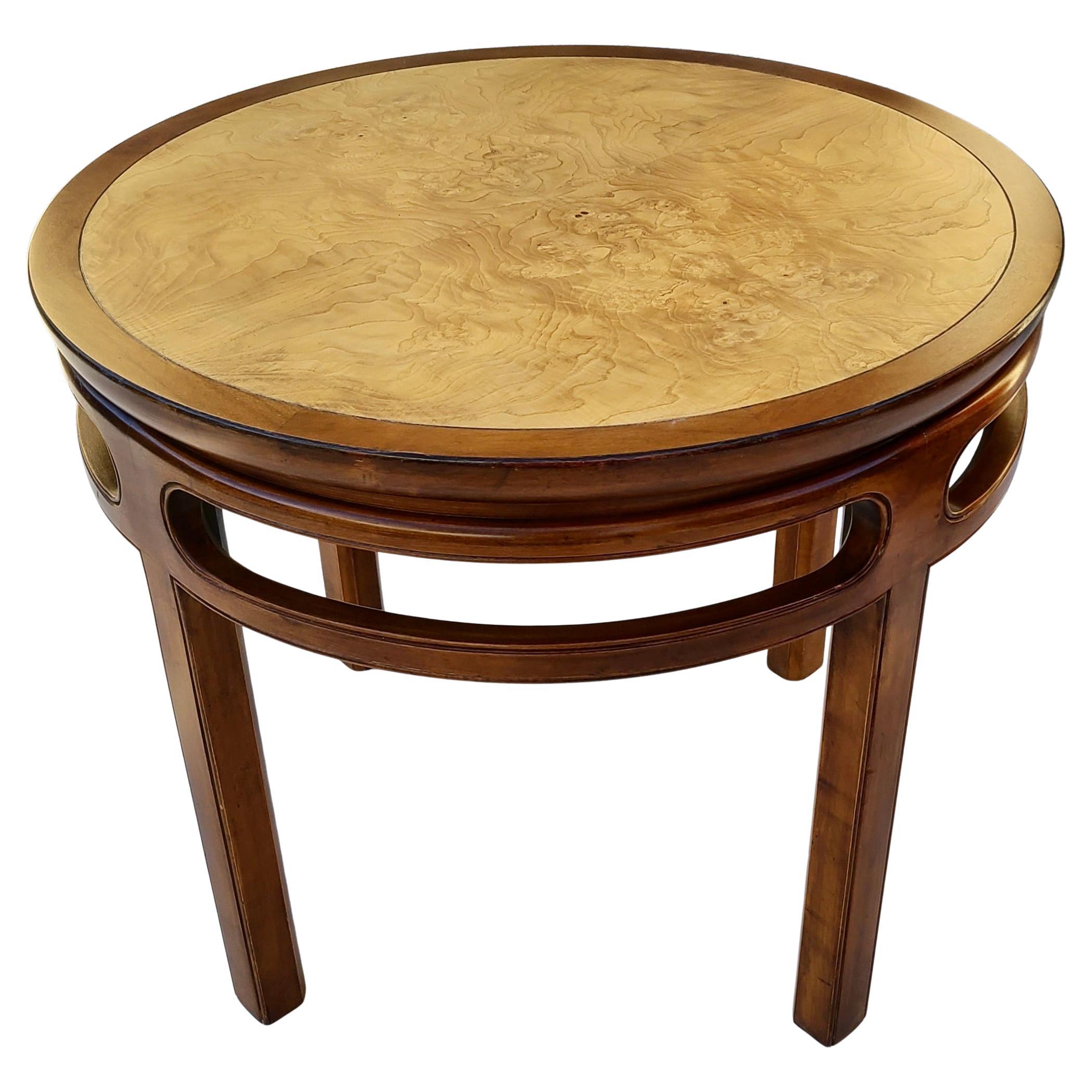 S'il vous plaît n'hésitez pas à atteindre pour l'expédition efficace à votre emplacement.

Baker Far East Table de lampe. 

Plateau en ronce de bois d'olivier, finition en noyer.