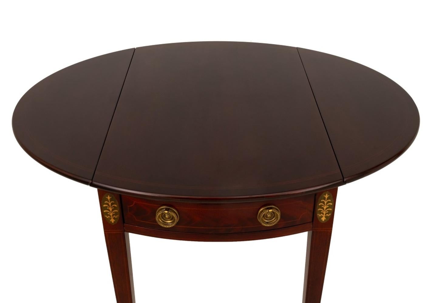 Table Pembroke en acajou marqueté de style fédéral, par Baker Furniture, le plateau ovale à deux abattants au-dessus d'un tiroir en frise sur quatre pieds fuselés, étiqueté 