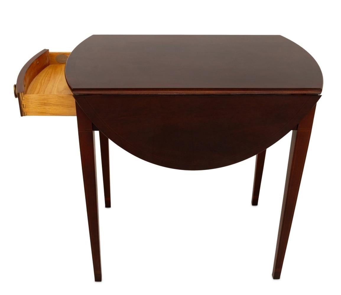 Acajou Table Pembroke en acajou incrusté de style Feder de Baker en vente