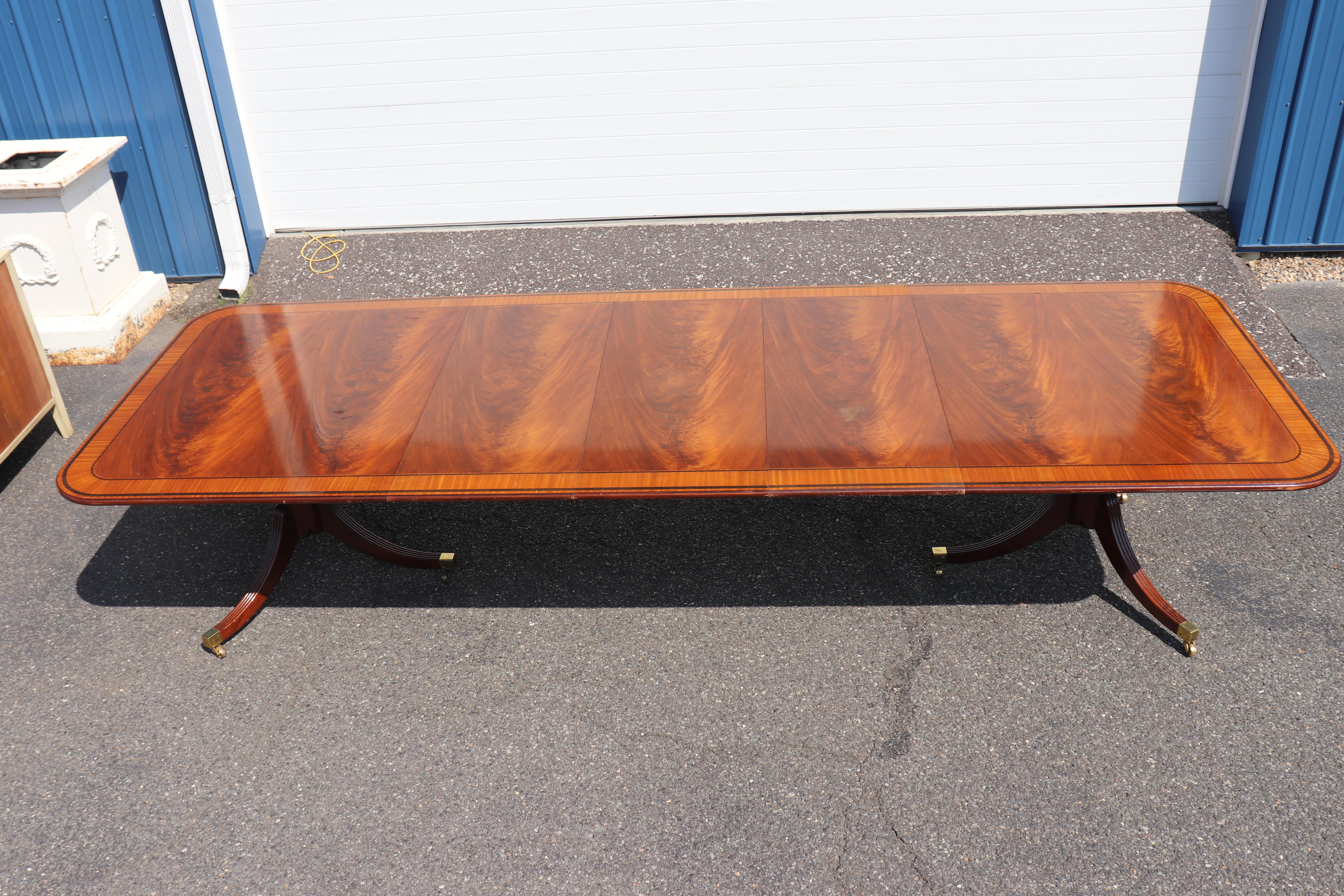 This magnificent Baker Furniture flame mahogany dining table from the prestigious “Stately Homes of England and Scotland Collection” captures the grandeur and refinement of Britain’s great country estates. Crafted from richly figured book-matched