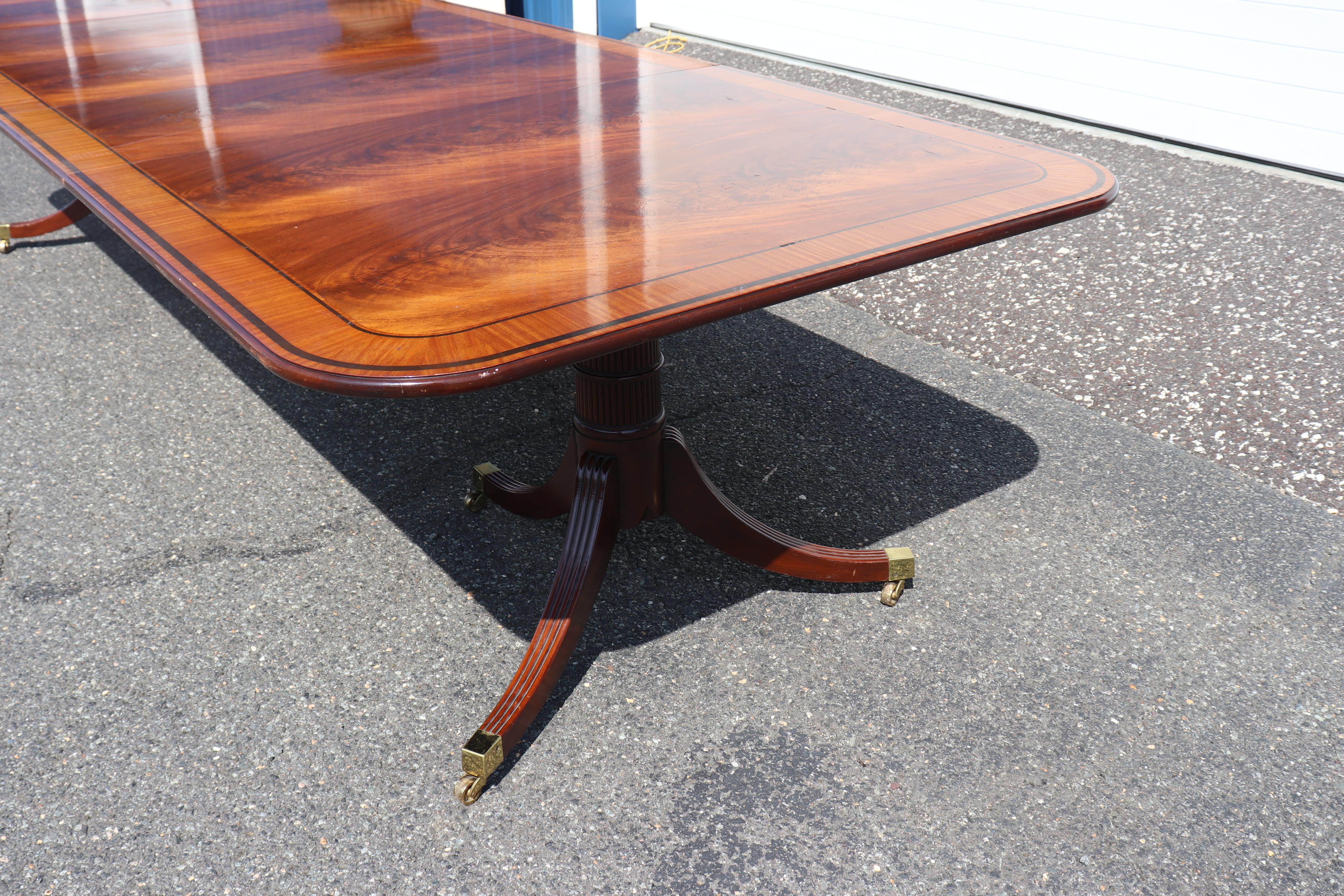 Baker Flame Mahogany Stately Homes England and Scotland Collection Dining Table In Good Condition For Sale In Swedesboro, NJ