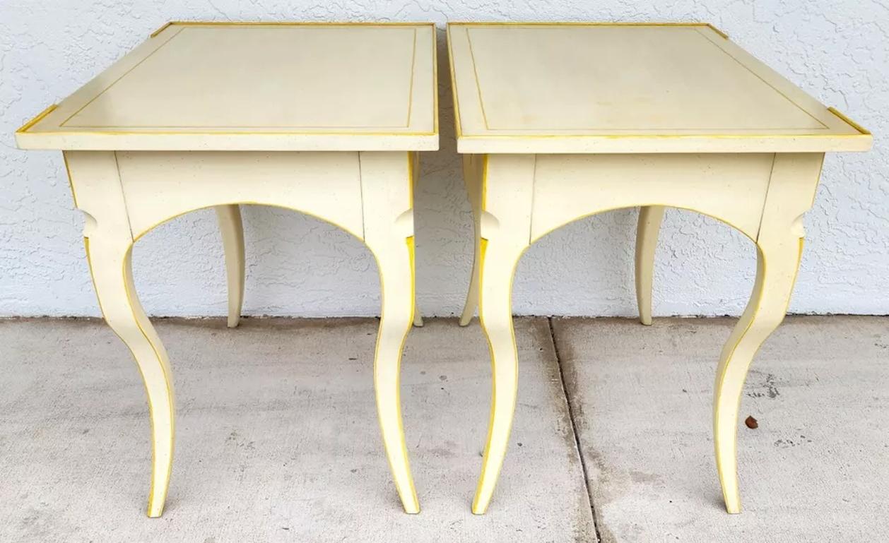 Pareja de mesillas de noche BAKER French Country en venta 5