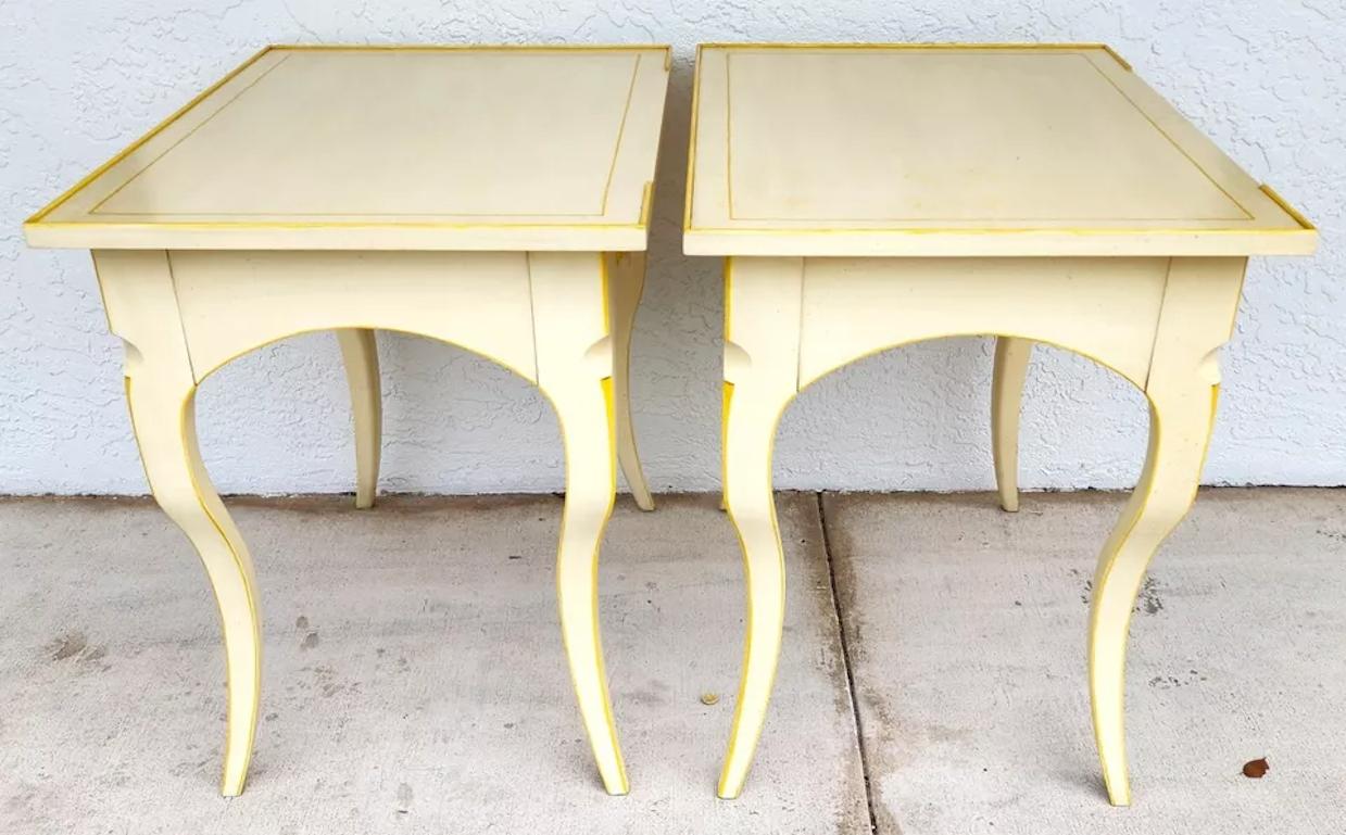 Pareja de mesillas de noche BAKER French Country en venta 7