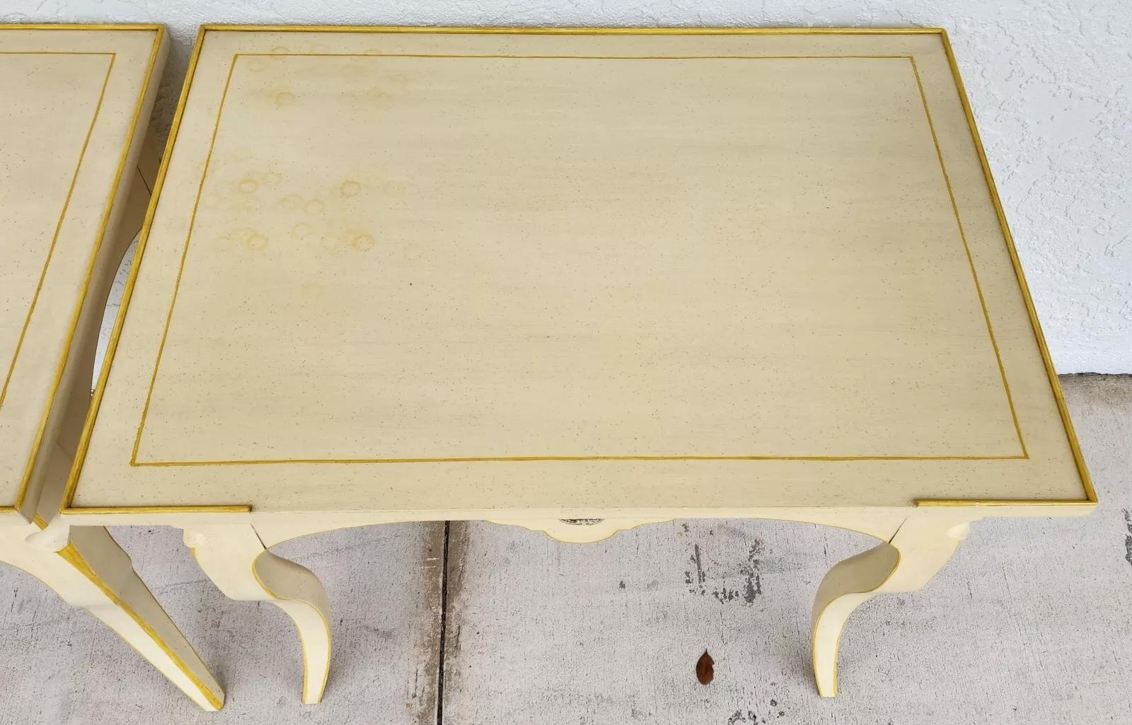 Pareja de mesillas de noche BAKER French Country en venta 10