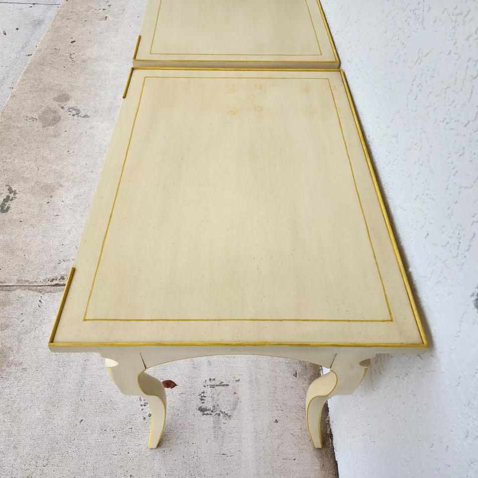 Pareja de mesillas de noche BAKER French Country en venta 11