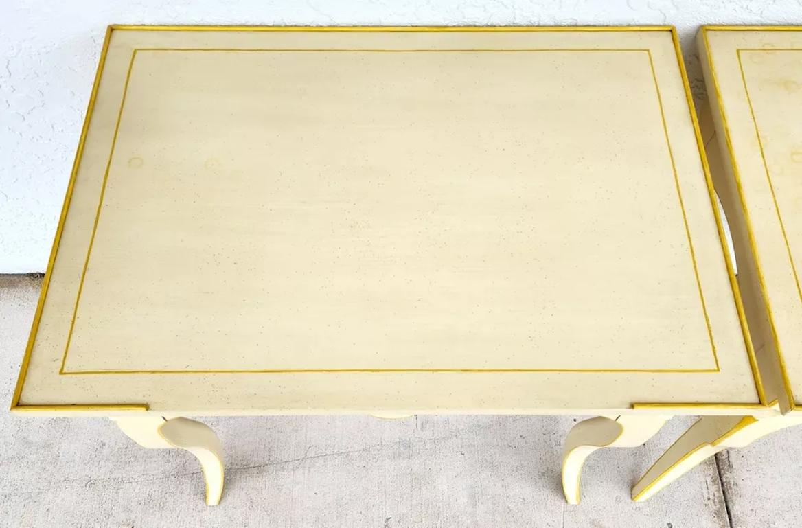 Pareja de mesillas de noche BAKER French Country en venta 12