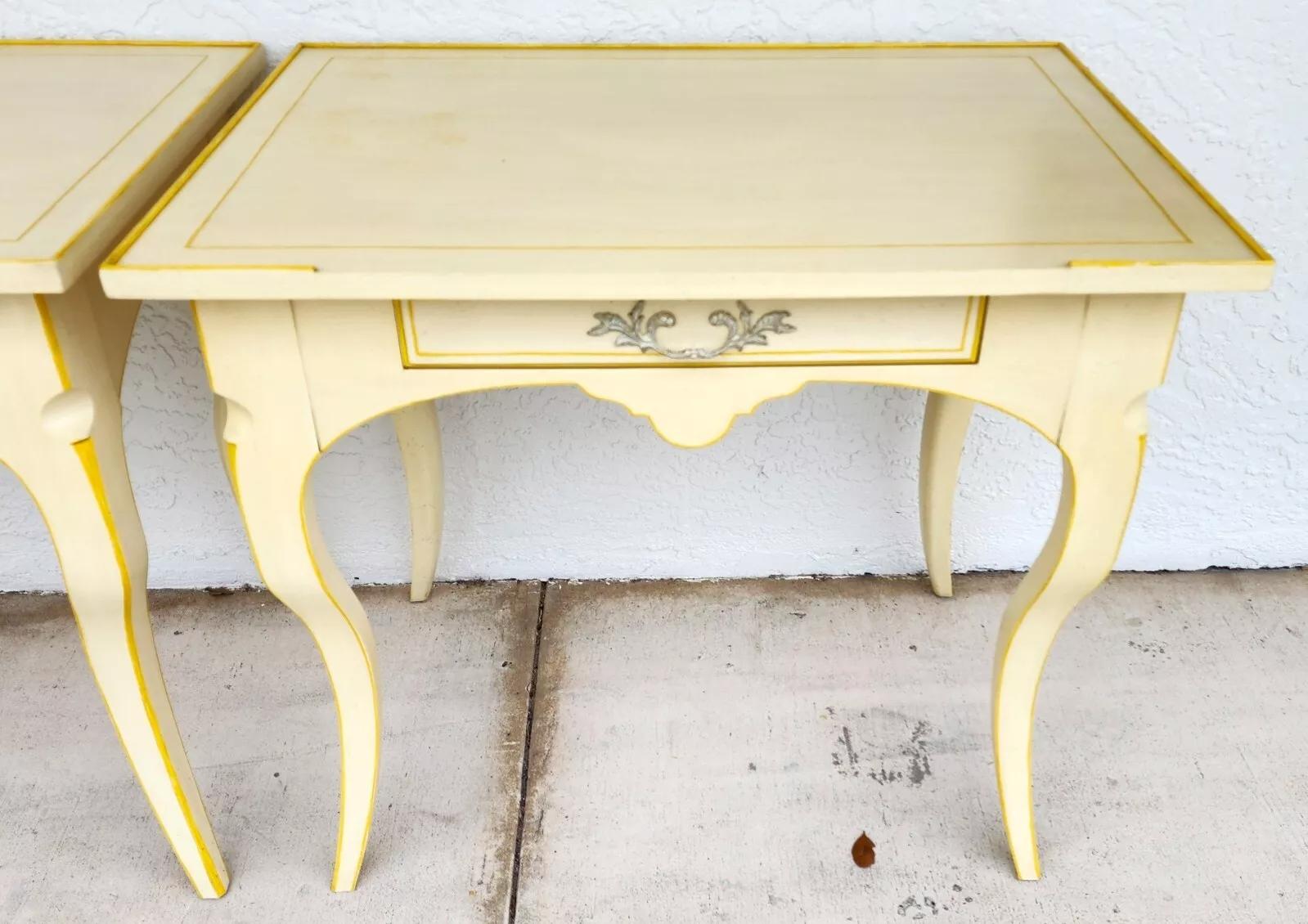Pareja de mesillas de noche BAKER French Country Provincial francés en venta