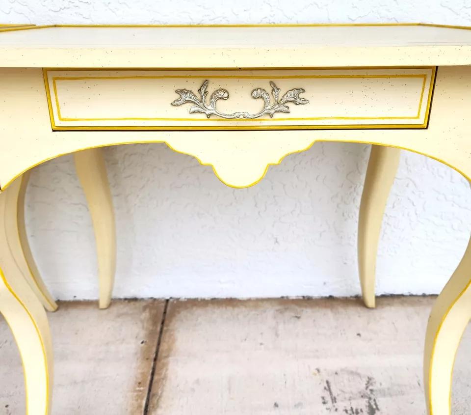 Pareja de mesillas de noche BAKER French Country en Bueno estado para la venta en Lake Worth, FL