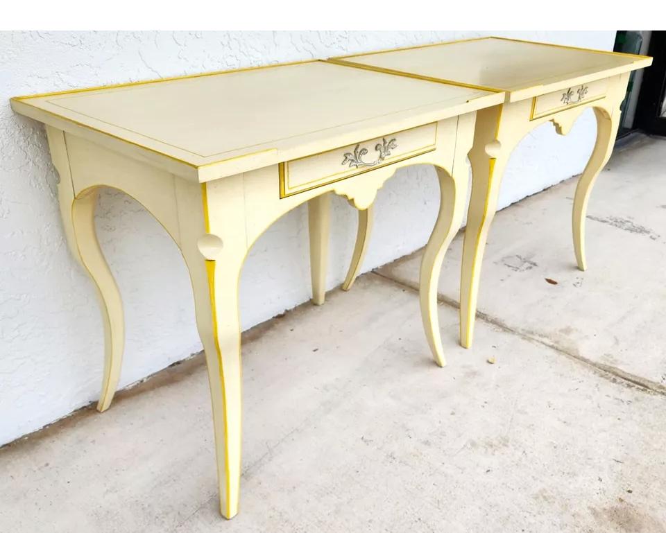 Pareja de mesillas de noche BAKER French Country en venta 1