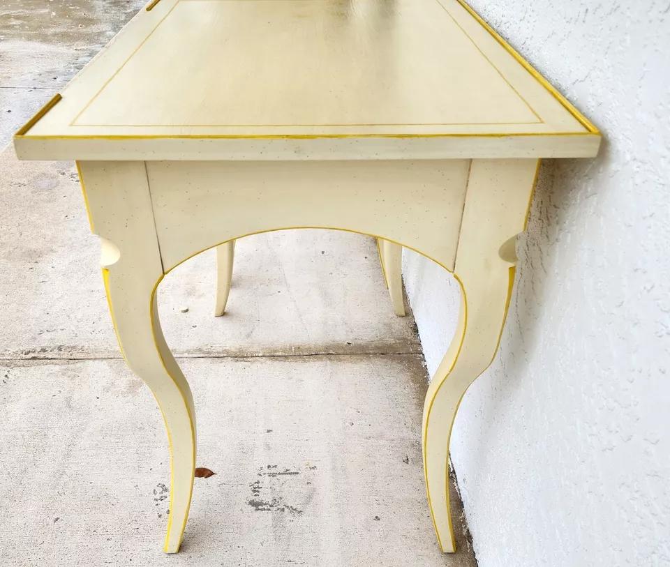 Pareja de mesillas de noche BAKER French Country en venta 2