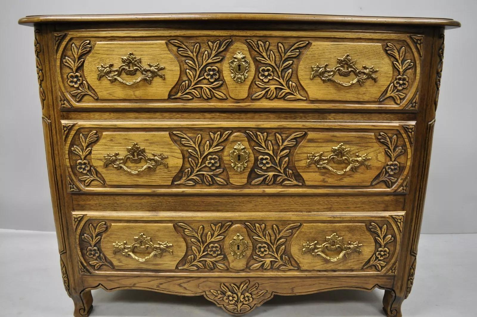 Altro Cassettiera per scapoli Baker in stile provinciale francese intagliata in Oak Wood in vendita