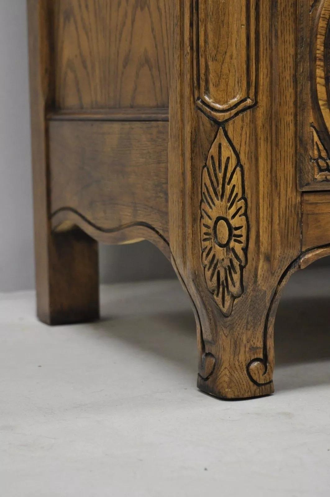 Legno Cassettiera per scapoli Baker in stile provinciale francese intagliata in Oak Wood in vendita