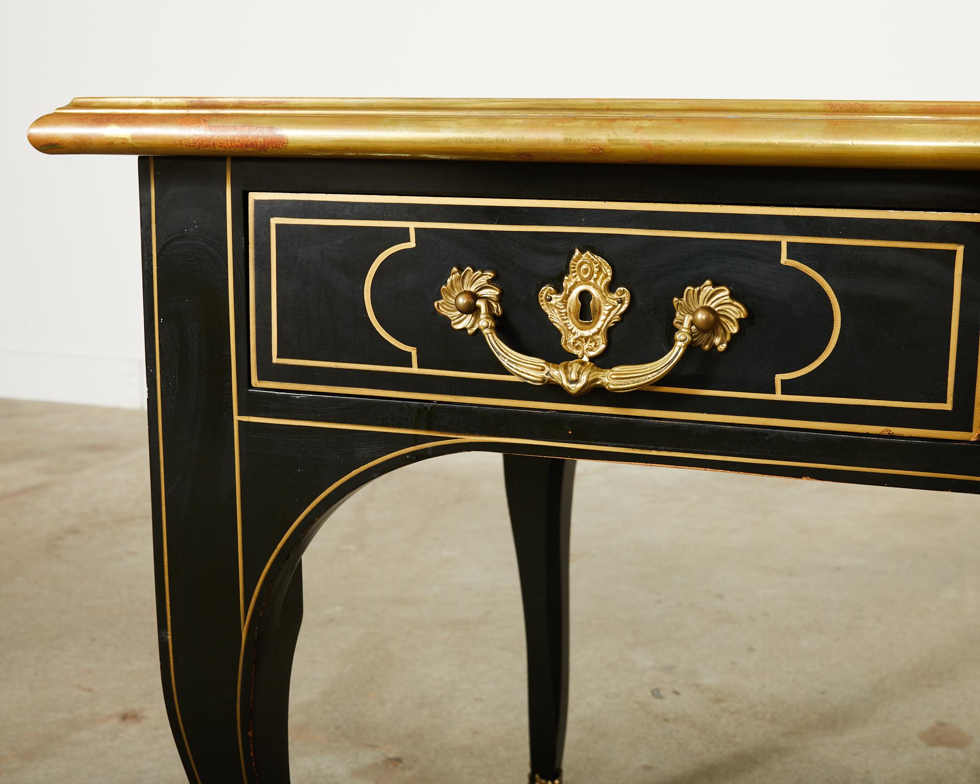 Lackierter Schreibtisch im französischen Louis-XV-Stil von Baker (Bronze) im Angebot