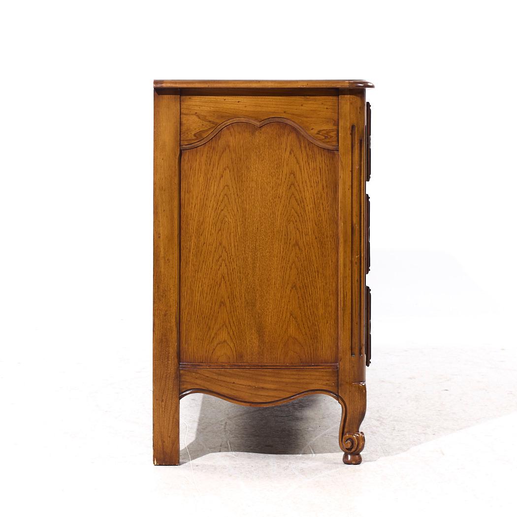 Baker French Louis XV Style Oak and Burlwood Bombe Chest Lowboy Dresser In Good Condition For Sale In Countryside, IL