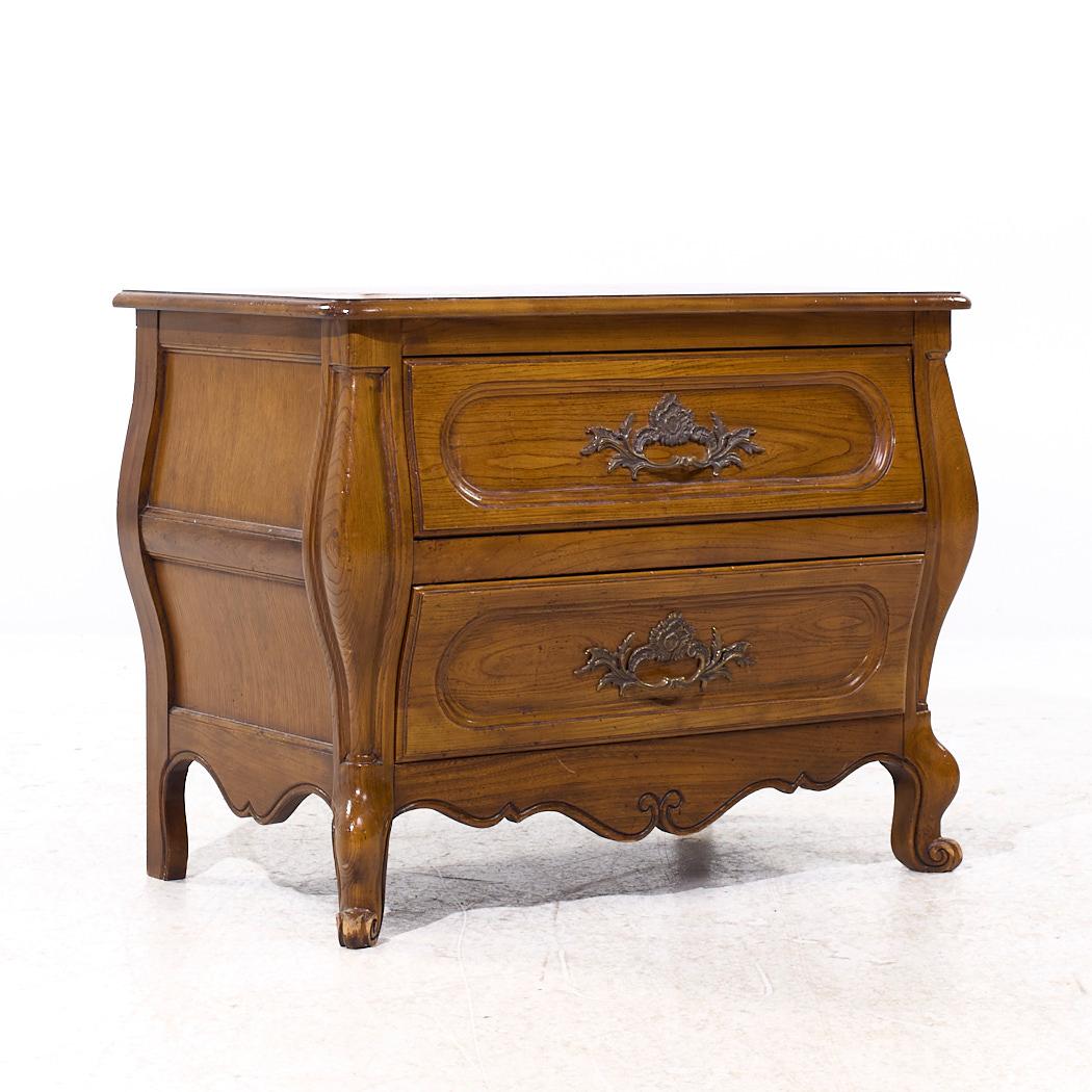 Baker French Louis XV Style Oak and Burlwood Bombe Chest Nightstands - Pair In Good Condition For Sale In Countryside, IL