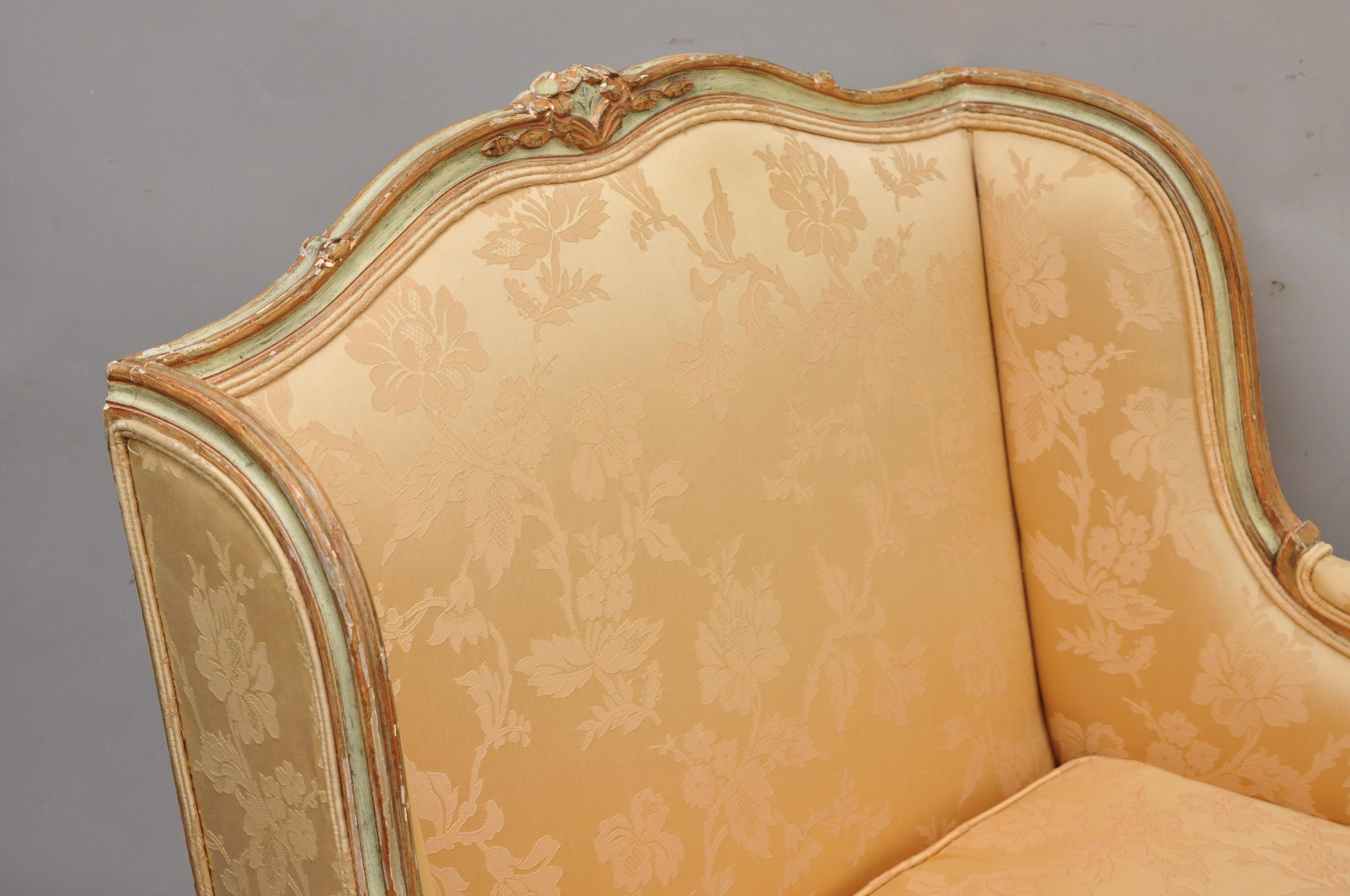 Baker French Louis XV Style Painted Wide Wingback Bergere Settee and Ottoman (Nordamerikanisch) im Angebot