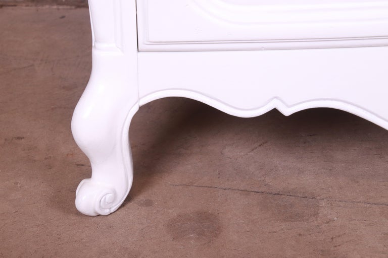 Baker French Provincial Louis XV White Lacquered Nightstands, Newly Refinished For Sale 4