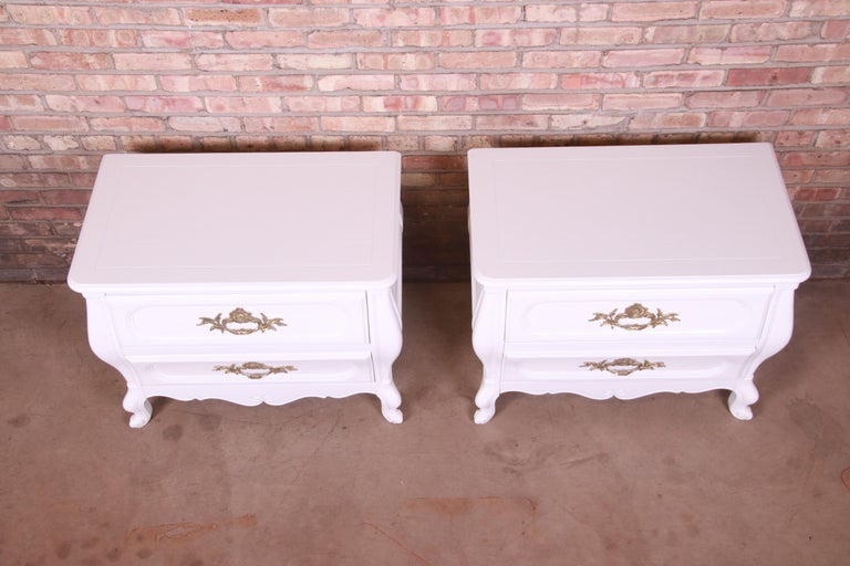 Baker French Provincial Louis XV White Lacquered Nightstands, Newly Refinished For Sale 5