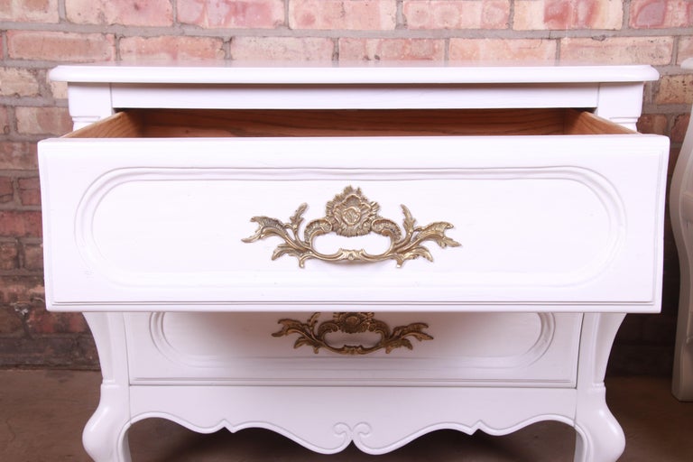 Baker French Provincial Louis XV White Lacquered Nightstands, Newly Refinished For Sale 3