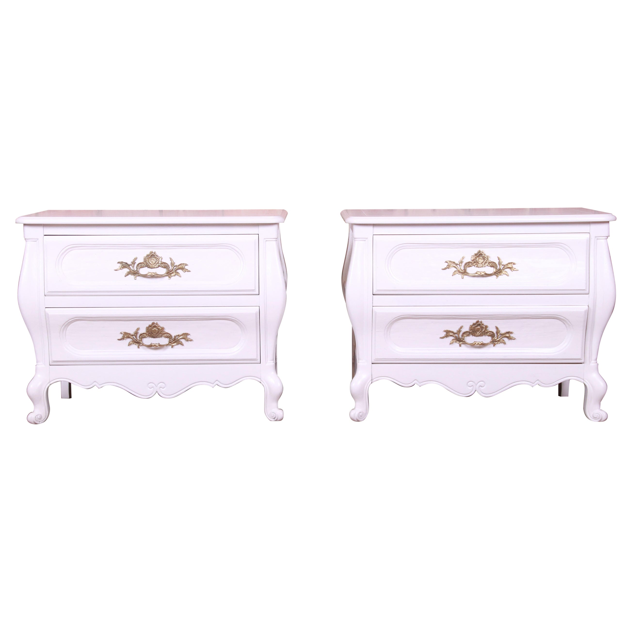 Comodini laccati bianchi Baker French Provincial Louis XV, appena riverniciati
