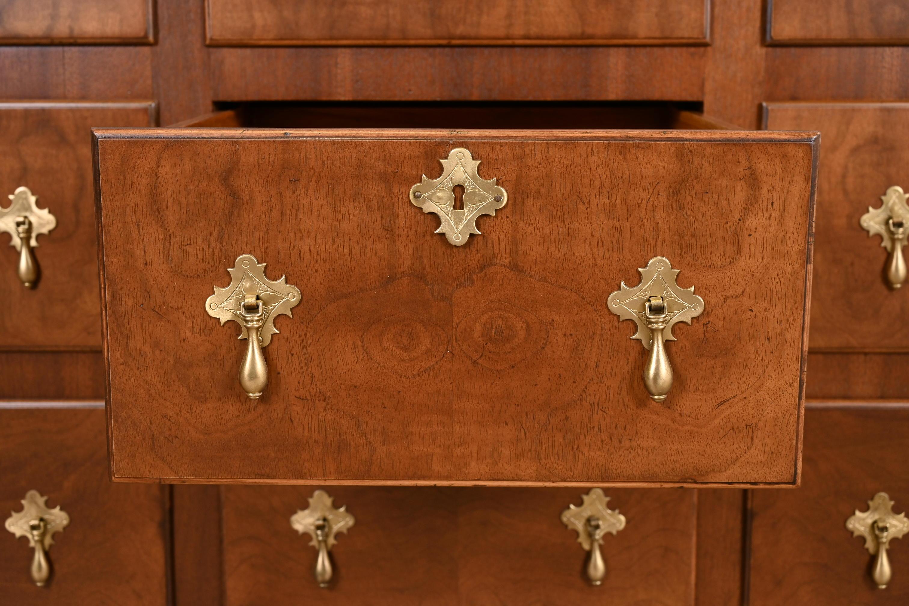 Baker Furniture 18. Jahrhundert Flemish Style Burled Walnut Dresser, neu lackiert im Angebot 3