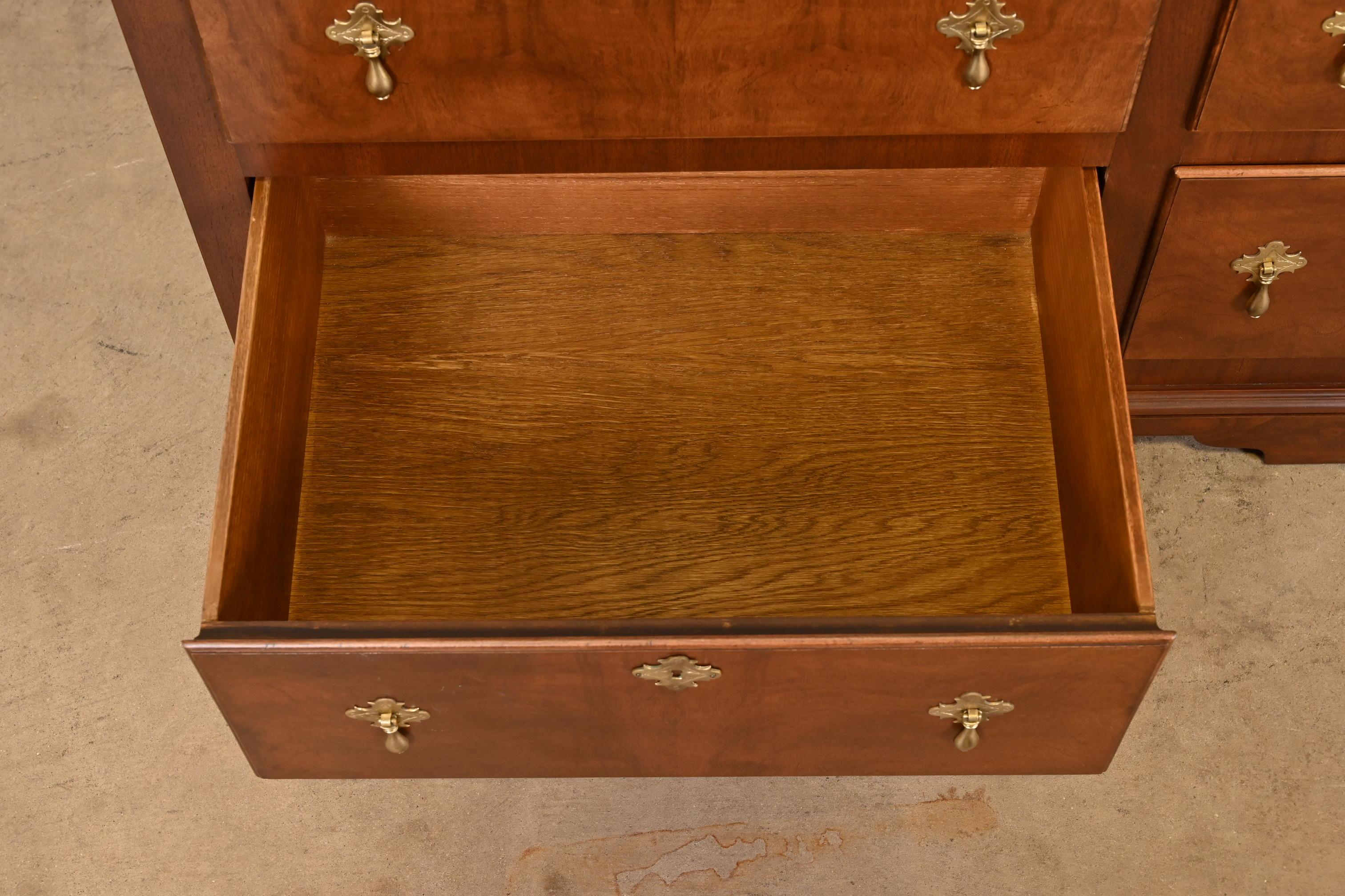 Baker Furniture 18. Jahrhundert Flemish Style Burled Walnut Dresser, neu lackiert im Angebot 4