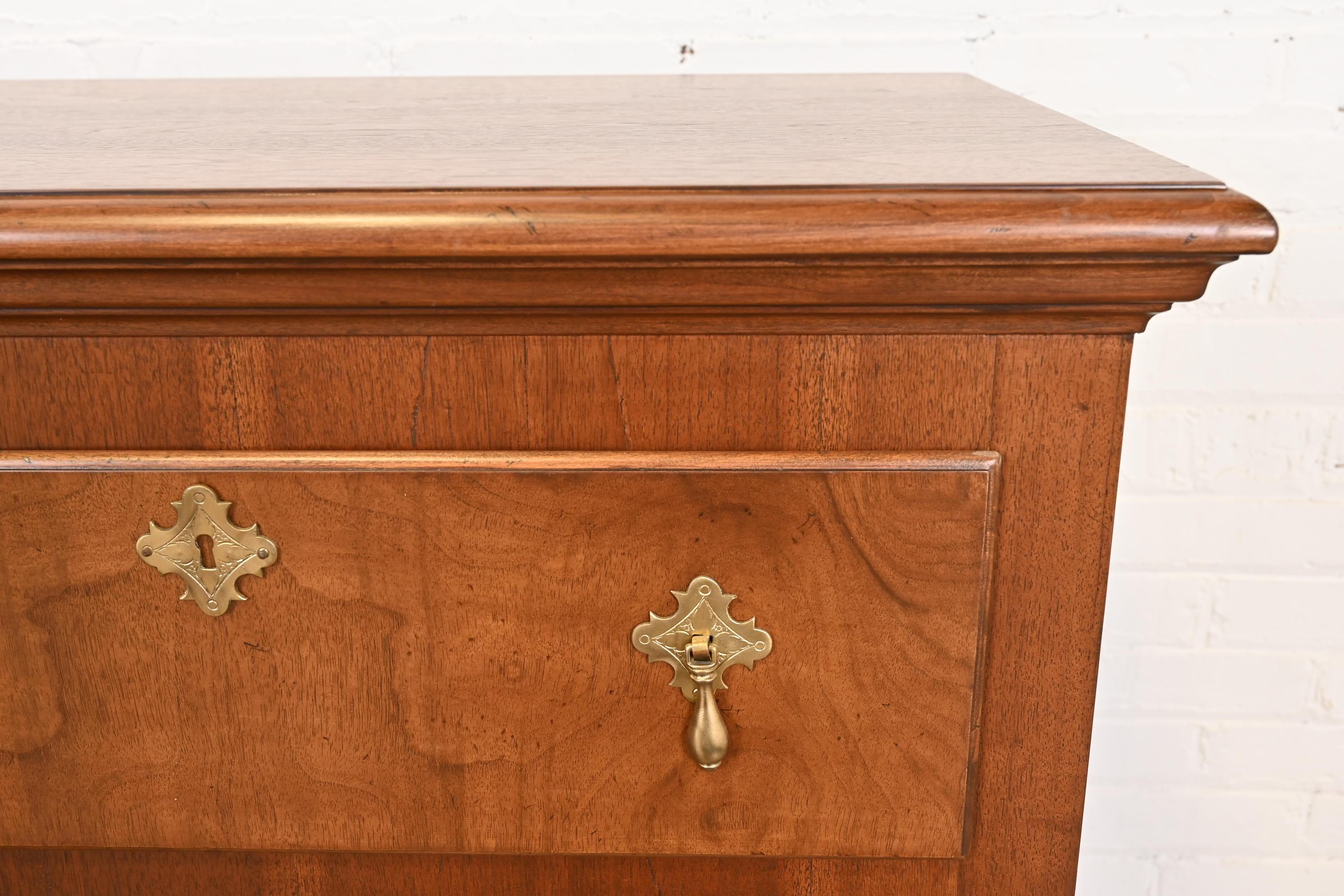 Baker Furniture 18. Jahrhundert Flemish Style Burled Walnut Dresser, neu lackiert im Angebot 6