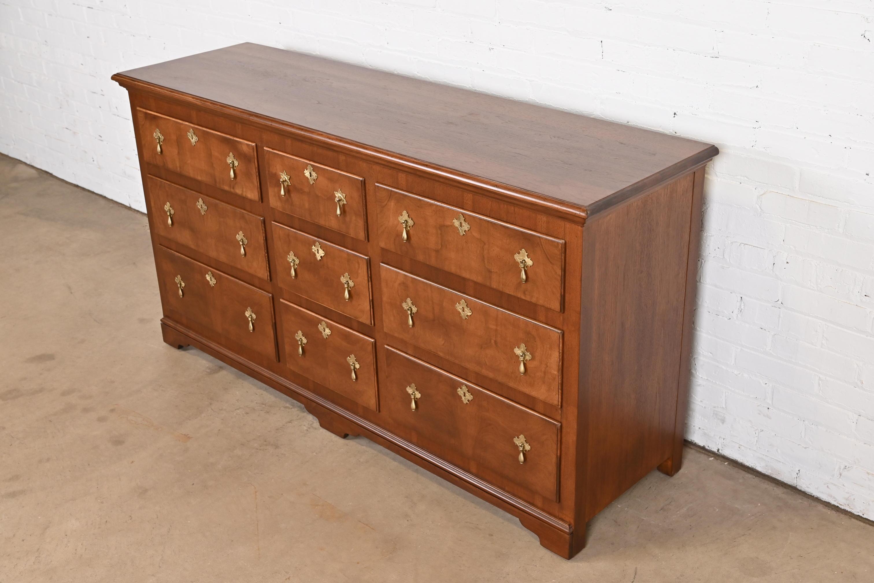 Baker Furniture 18. Jahrhundert Flemish Style Burled Walnut Dresser, neu lackiert im Zustand „Gut“ im Angebot in South Bend, IN