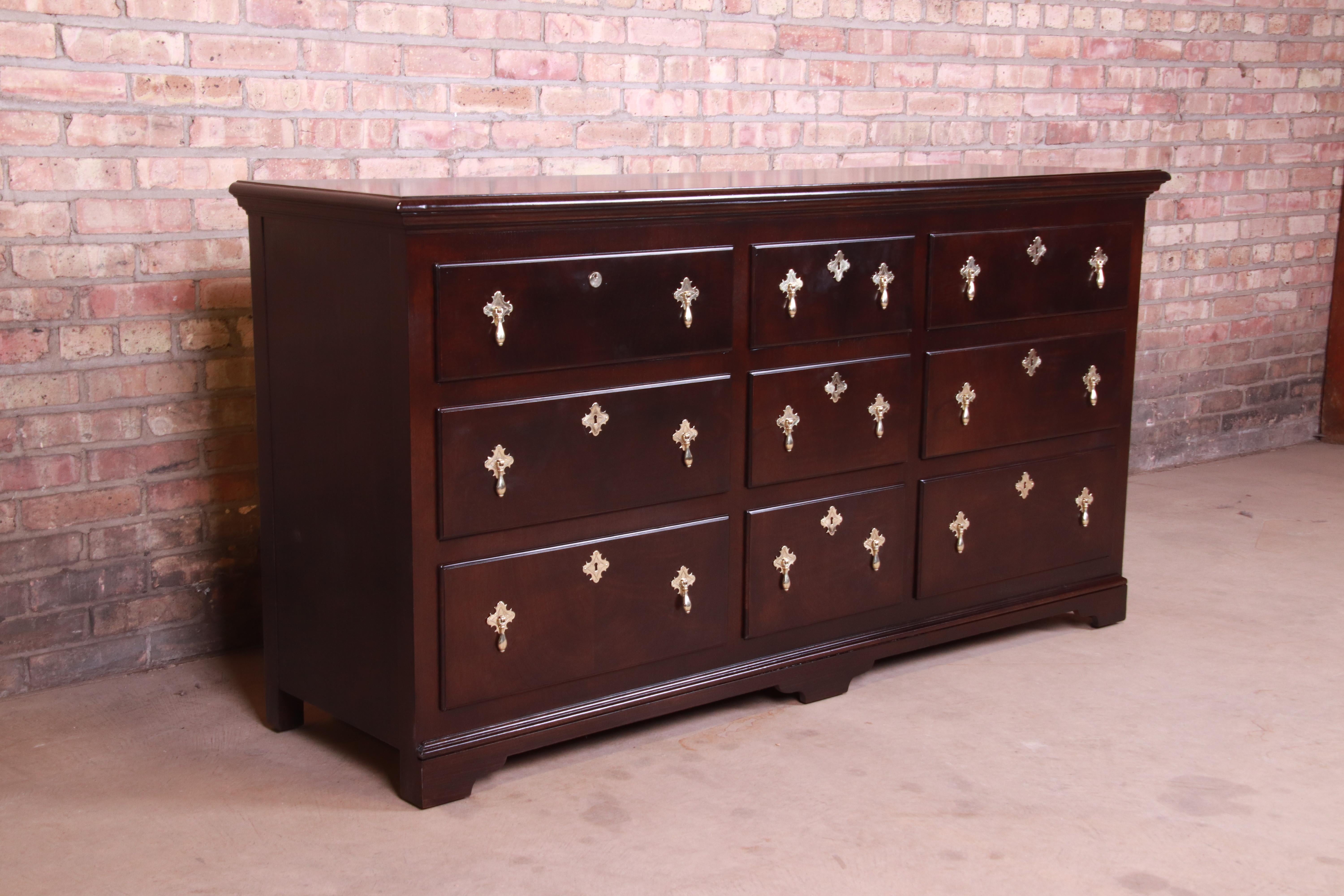 Baker Furniture 18. Jahrhundert Flemish Style Mahagoni Triple Dresser, neu lackiert im Zustand „Gut“ im Angebot in South Bend, IN