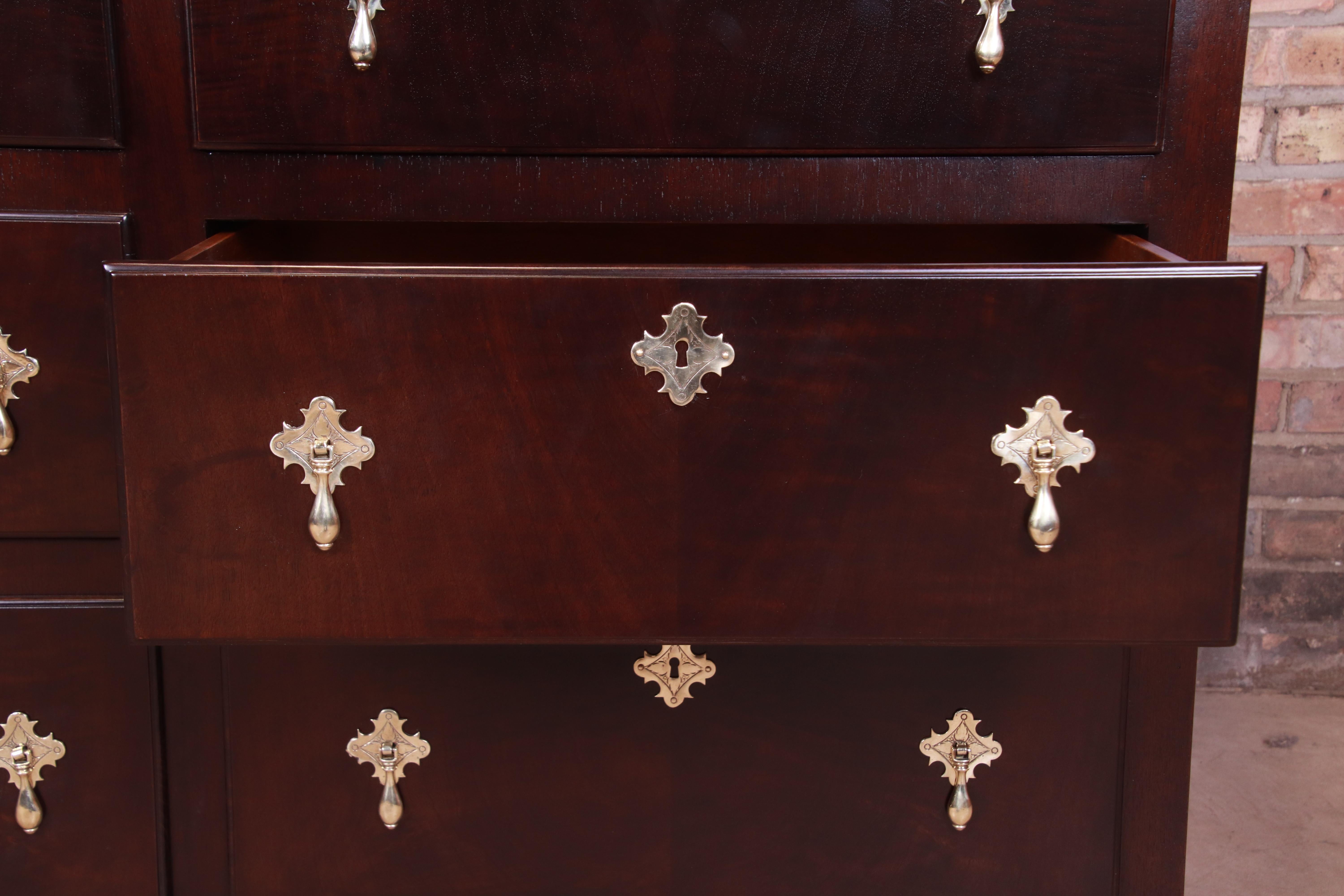 Baker Furniture 18. Jahrhundert Flemish Style Mahagoni Triple Dresser, neu lackiert im Angebot 1