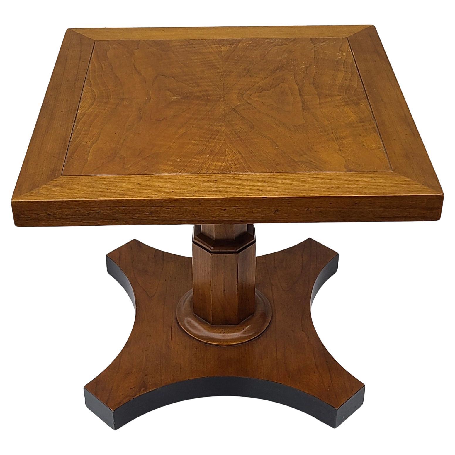 Baker Furniture Neoklassische Beistelltisch Hoch Figured Buch abgestimmt Nussbaum im Zustand „Gut“ im Angebot in Fraser, MI