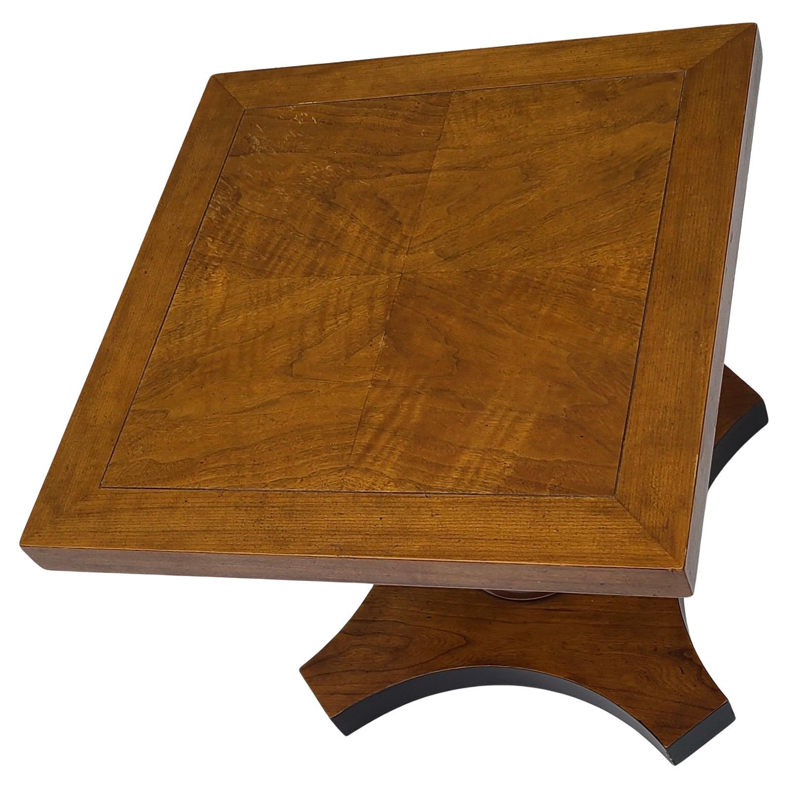 Baker Furniture Neoklassische Beistelltisch Hoch Figured Buch abgestimmt Nussbaum (Mitte des 20. Jahrhunderts) im Angebot