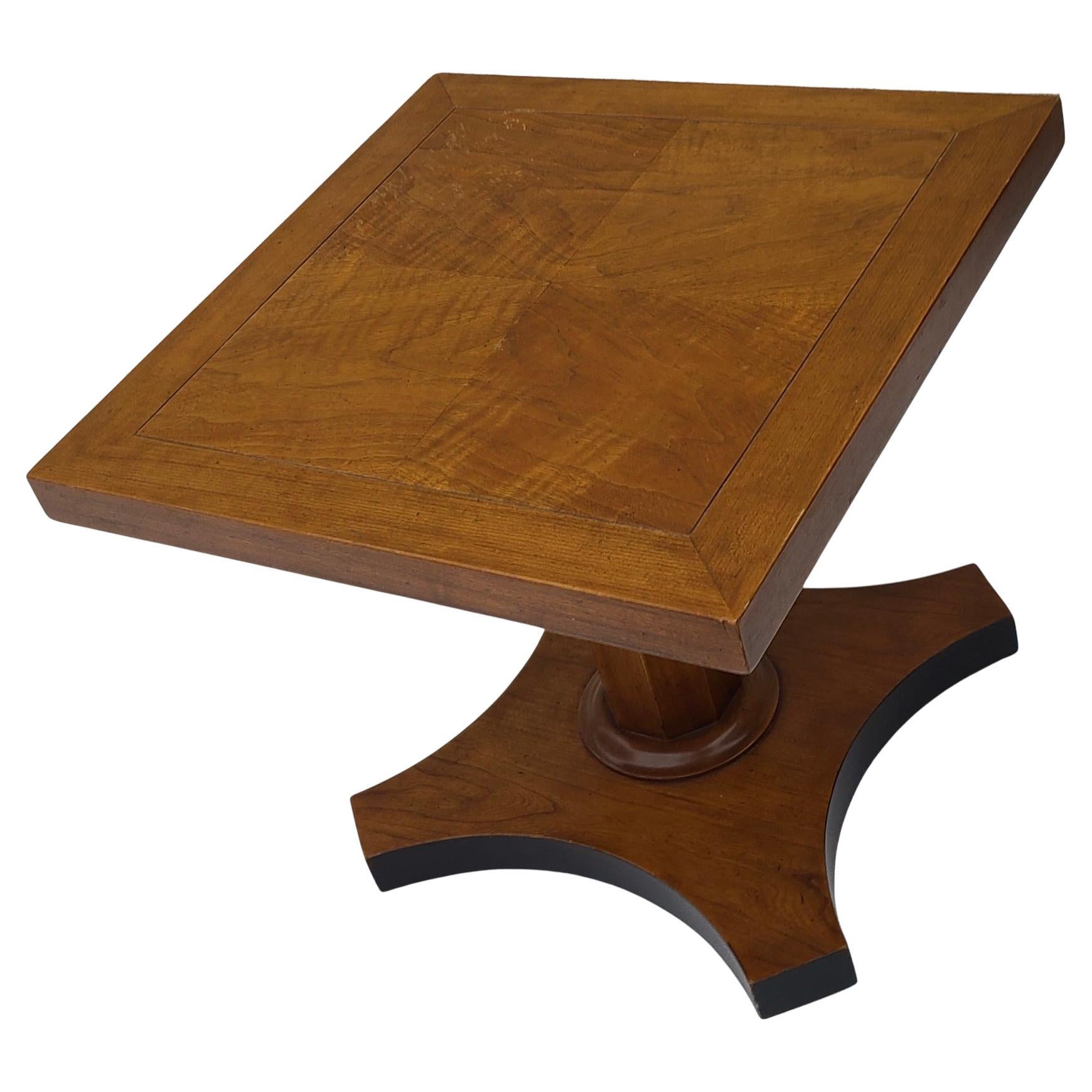 Baker Furniture Neoklassische Beistelltisch Hoch Figured Buch abgestimmt Nussbaum (Walnuss) im Angebot