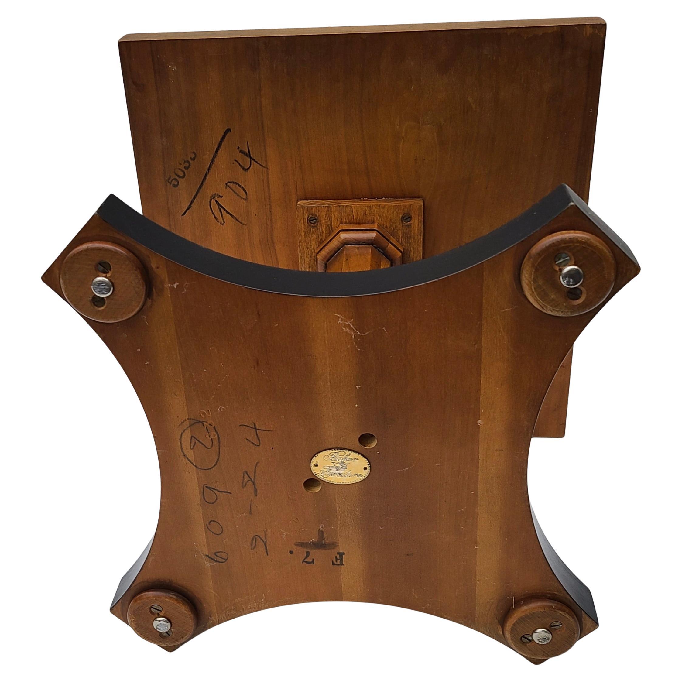 Baker Furniture Neoklassische Beistelltisch Hoch Figured Buch abgestimmt Nussbaum im Angebot 1