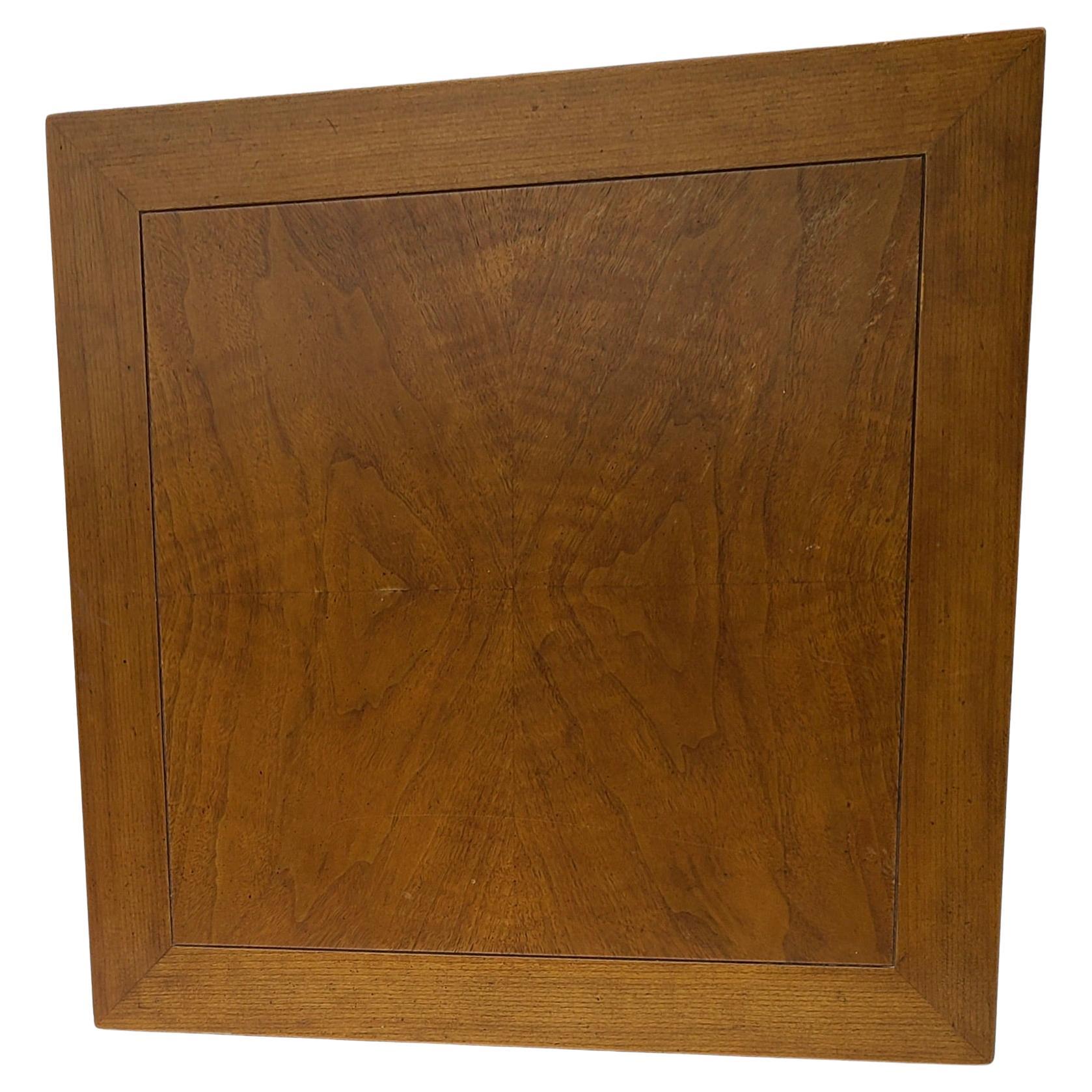 Baker Furniture Neoklassische Beistelltisch Hoch Figured Buch abgestimmt Nussbaum im Angebot 2