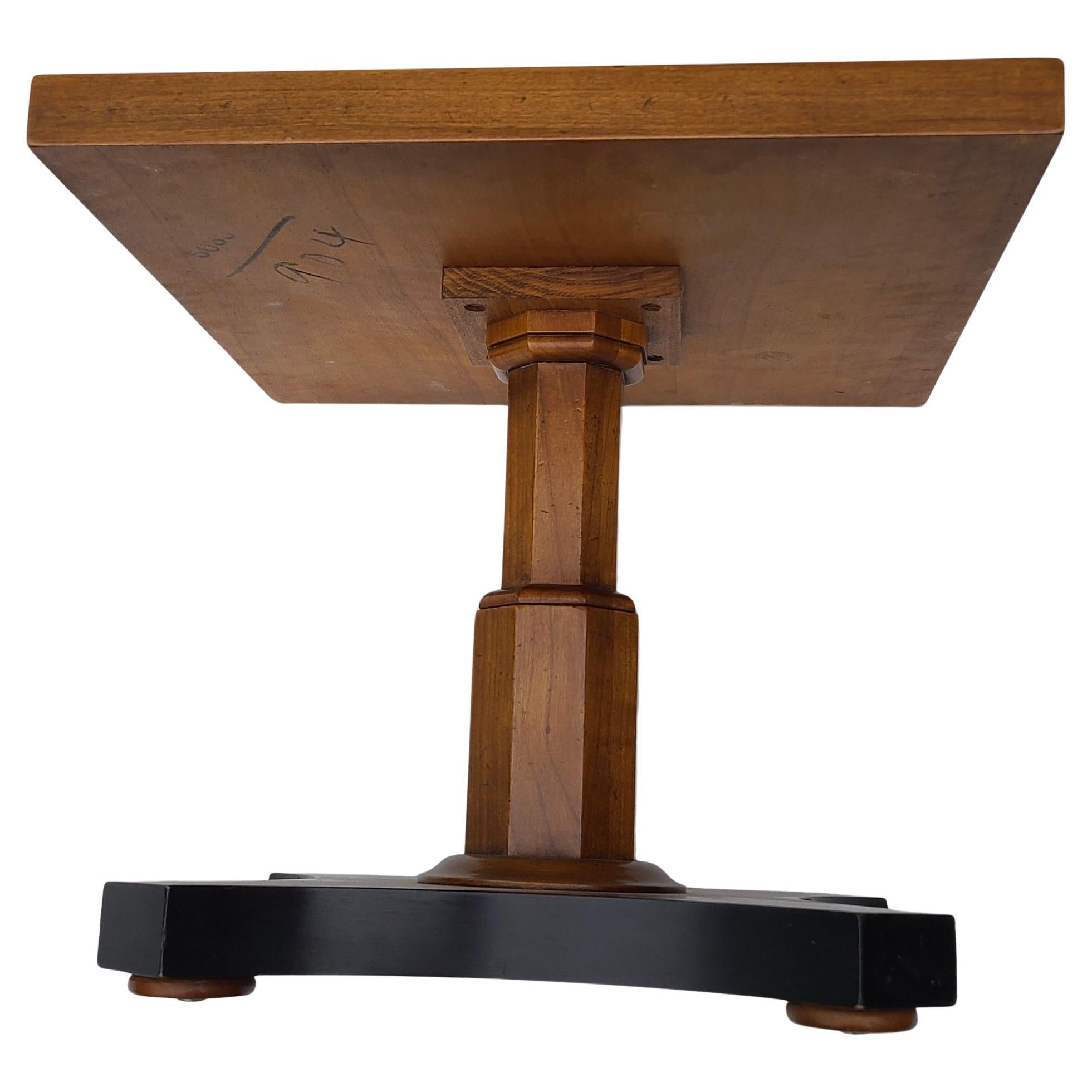 Baker Furniture Neoklassische Beistelltisch Hoch Figured Buch abgestimmt Nussbaum im Angebot 3