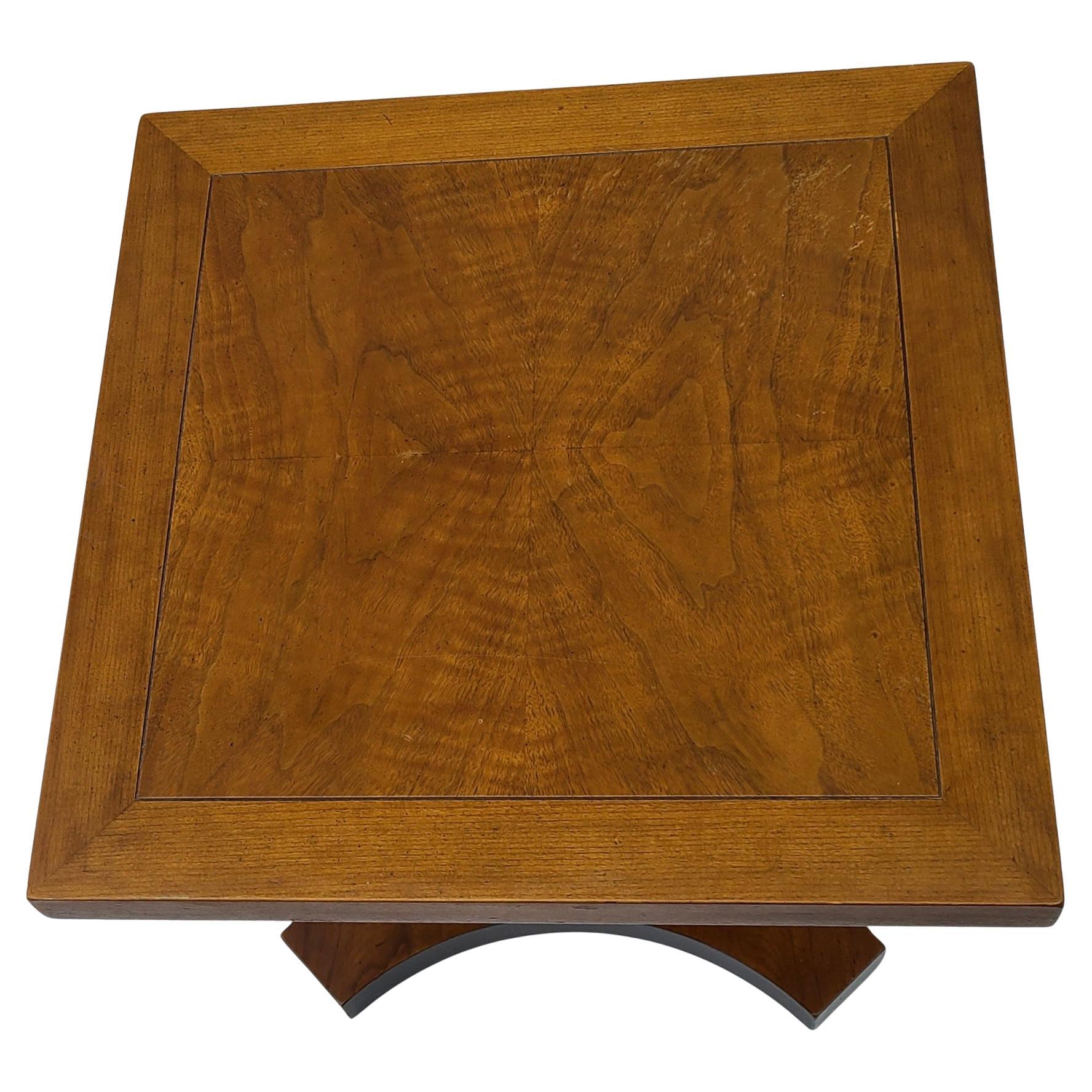 Baker Furniture Neoklassische Beistelltisch Hoch Figured Buch abgestimmt Nussbaum im Angebot 4