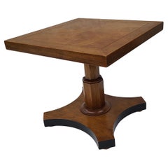 Baker Furniture Neoklassische Beistelltisch Hoch Figured Buch abgestimmt Nussbaum