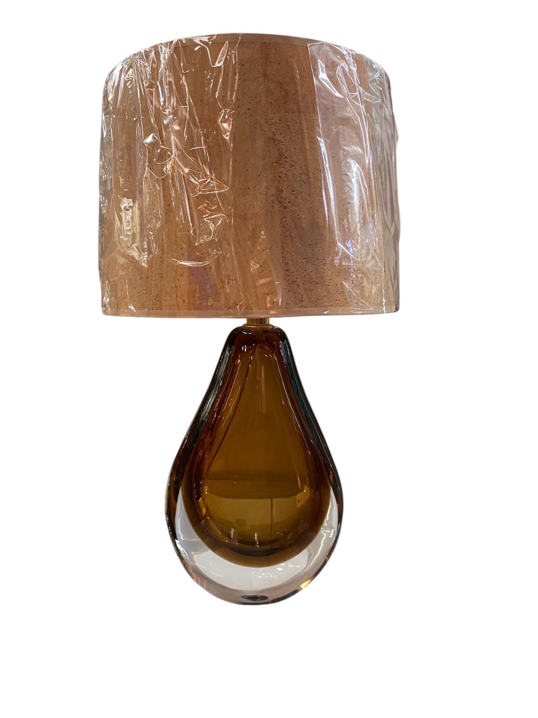 Fabricada para Baker Furniture Company en Murano, Italia, esta lámpara es de cristal sommerso soplado a mano. El color ámbar está en el interior con una capa de cristal transparente en el exterior. Un proceso llamado sommerso, que en italiano
