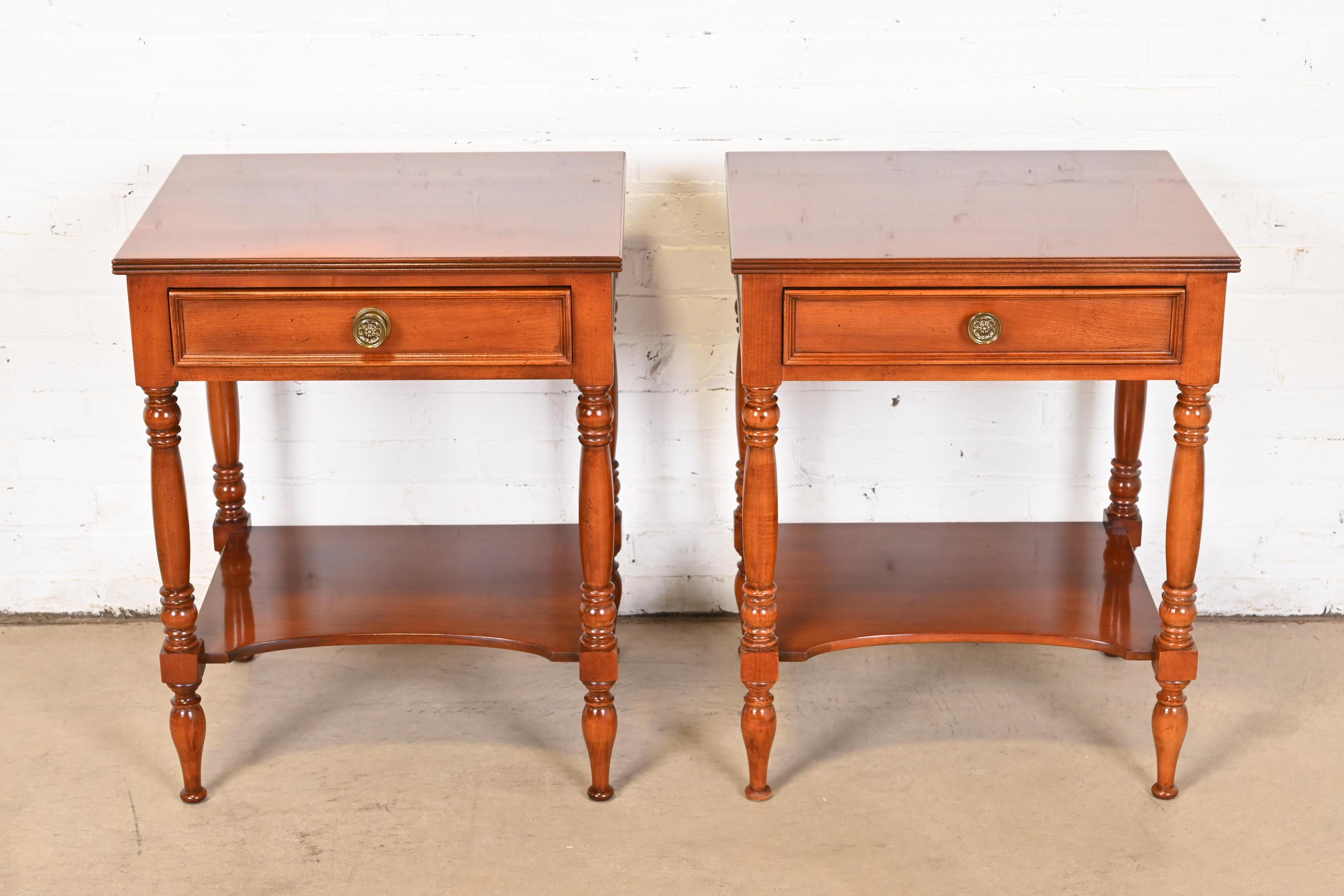 Exceptionnelle paire de tables de chevet ou de tables d'appoint de style Coloni américain.

Par Baker Furniture, Collection 