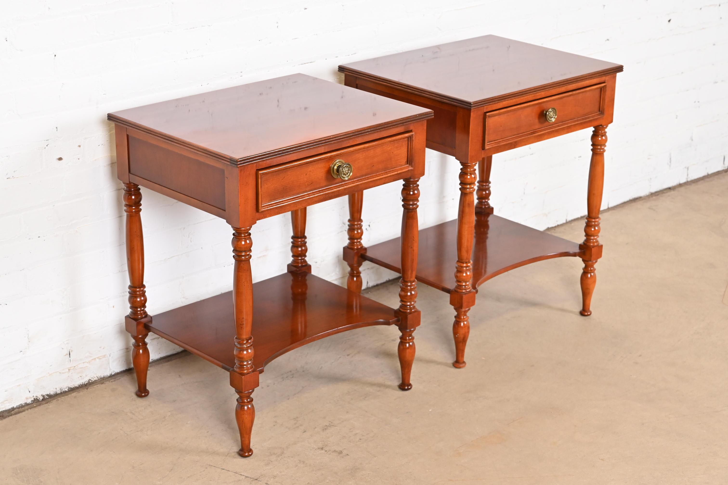 Fin du 20e siècle Paire de tables de nuit en cerisier sculpté de style colonial américain, Baker Furniture en vente