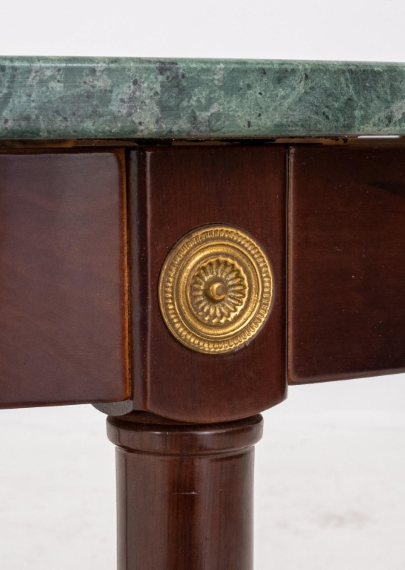 Baker Furniture Attrib Table basse avec plateau en marbre Bon état - En vente à New York, NY