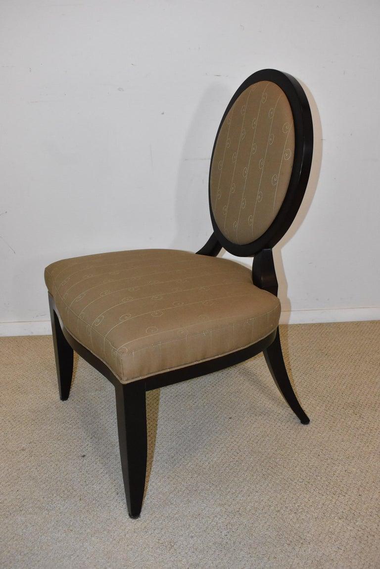 Sechs Stühle der Collection Barbara Barry von Baker Furniture mit X-Rückenlehne. Mahagoni und gold/braune Polsterung. Zwei mit Armen. Sessel messen: 27