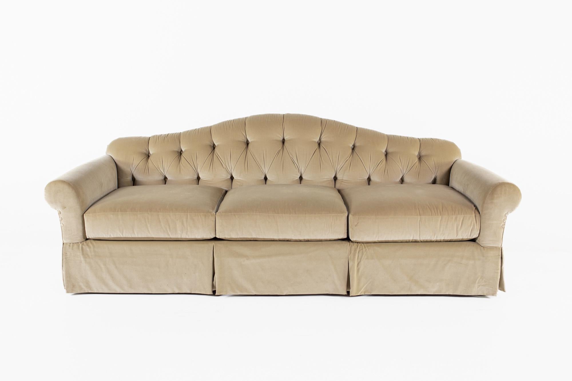 Baker Furniture Beige Tufted Chesterfield Velvet Sofa

This sofa measures: 95 wide x 38 deep x 33 inches high, with a seat height of 17 inches

This sofa is in Good Vintage Condition with some fabric loose on back edge, minor marks, dents, and