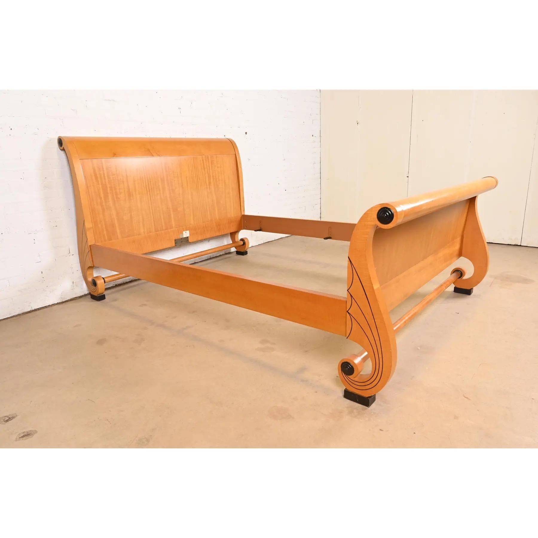 Ein wunderschönes Biedermeier-Schlittenbett im Kingsize-Stil

Von Baker Furniture

USA, ca. 1980er Jahre

Schönes Primavera Holz, mit ebonisierten Details.

Maße: 98 