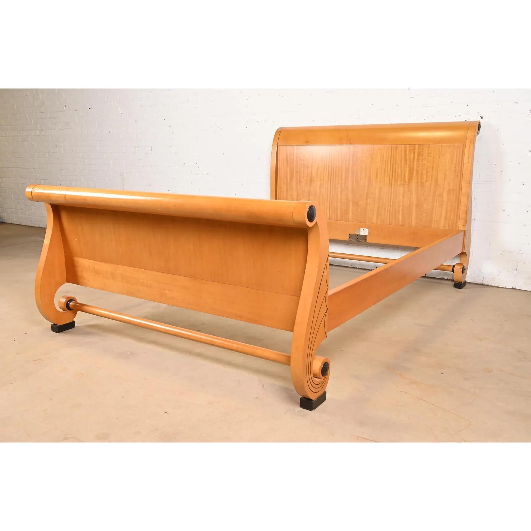 Baker Möbel Biedermeier Primavera und Parcel Ebonized King Size Schlitten Bett (amerikanisch) im Angebot