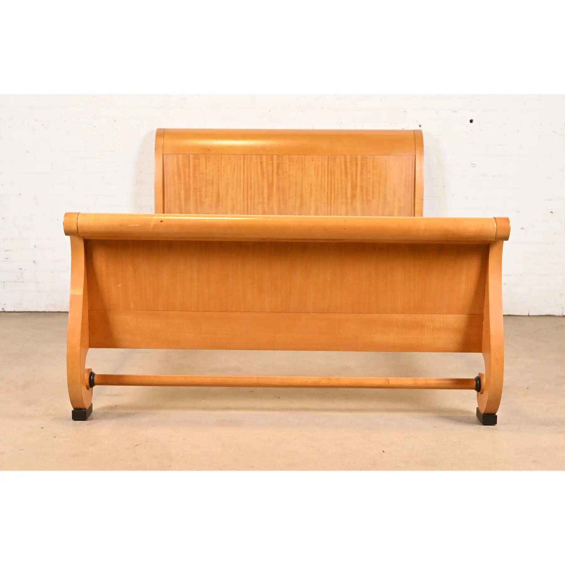 Baker Möbel Biedermeier Primavera und Parcel Ebonized King Size Schlitten Bett im Zustand „Gut“ im Angebot in South Bend, IN