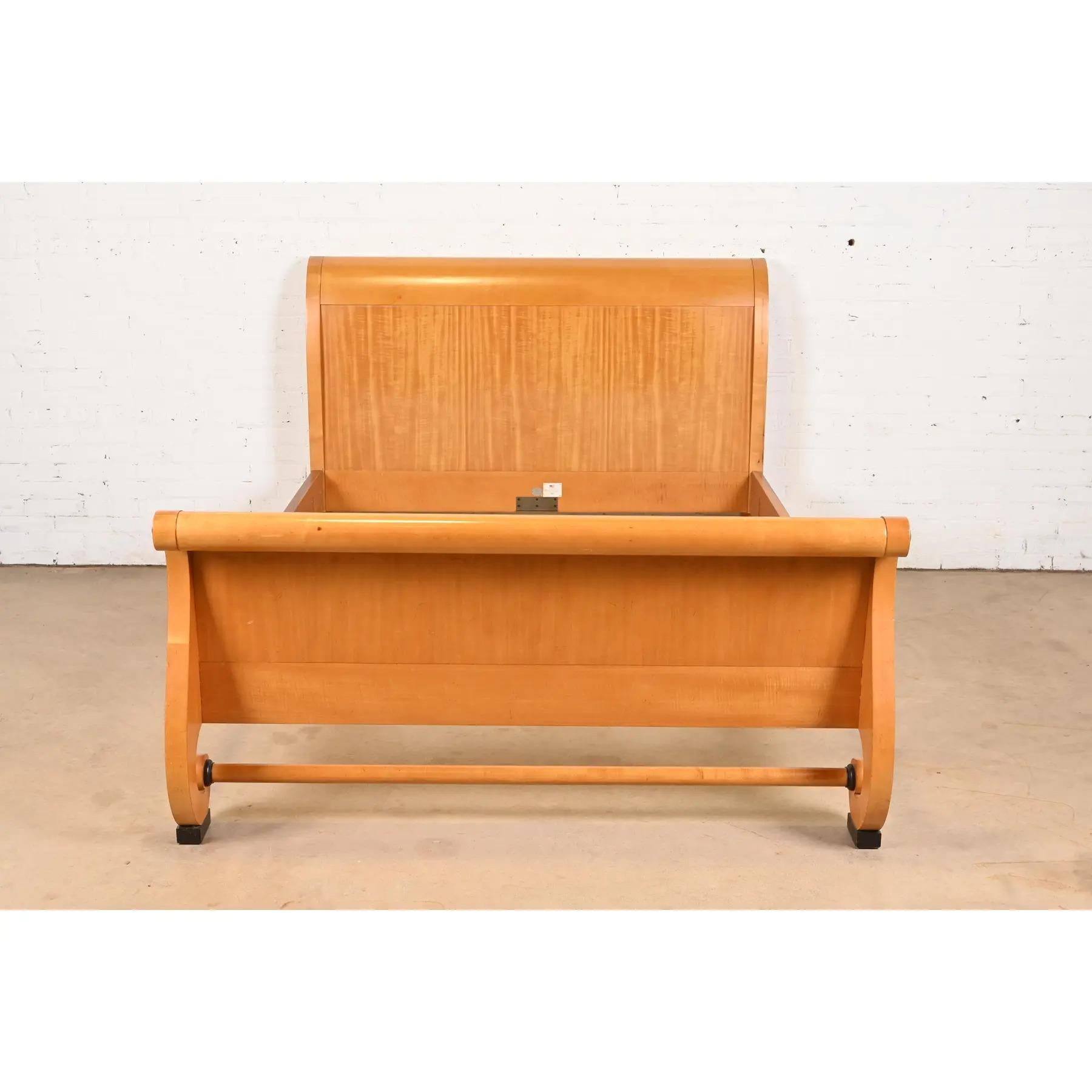 Baker Möbel Biedermeier Primavera und Parcel Ebonized King Size Schlitten Bett (Ende des 20. Jahrhunderts) im Angebot