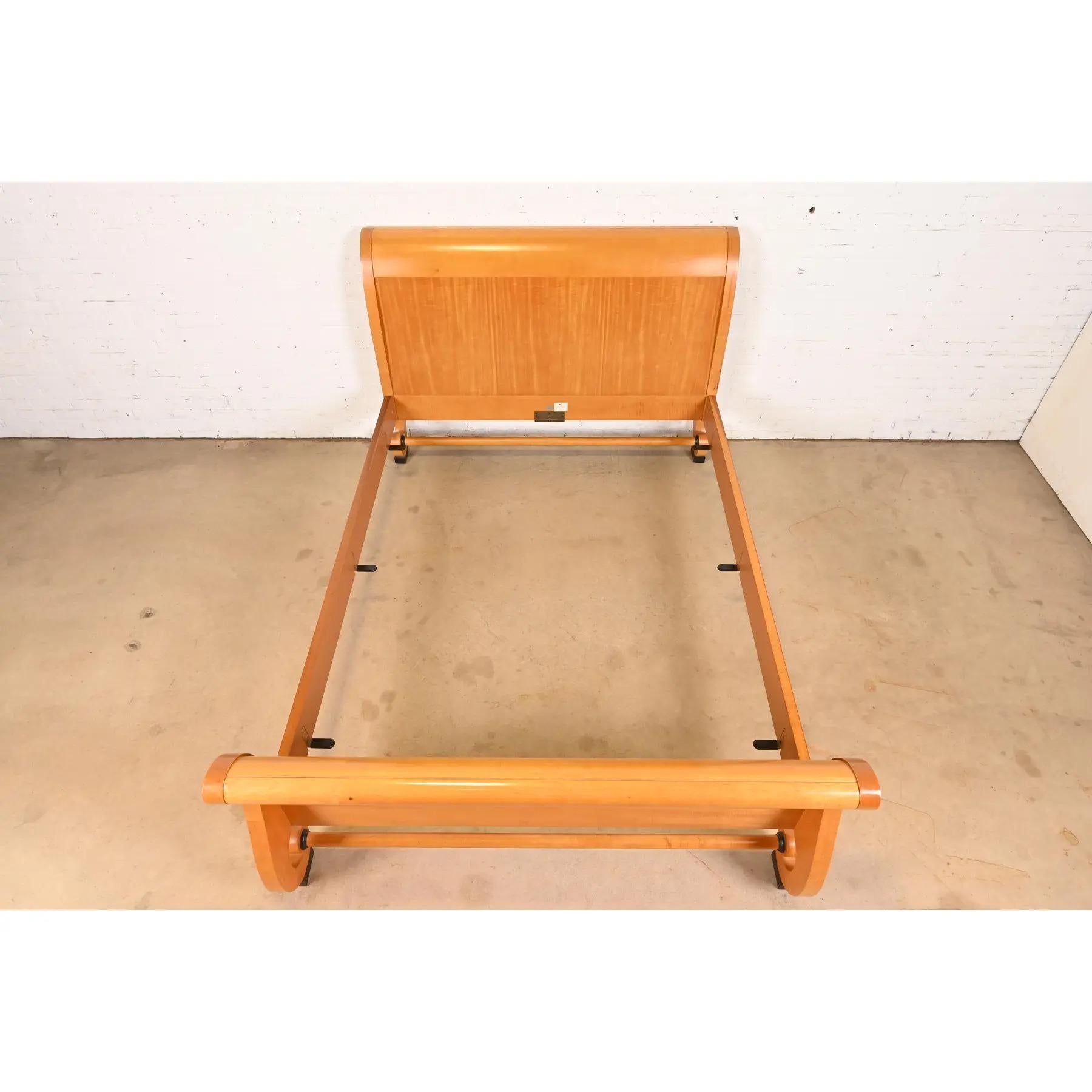 Baker Möbel Biedermeier Primavera und Parcel Ebonized King Size Schlitten Bett (Holz) im Angebot