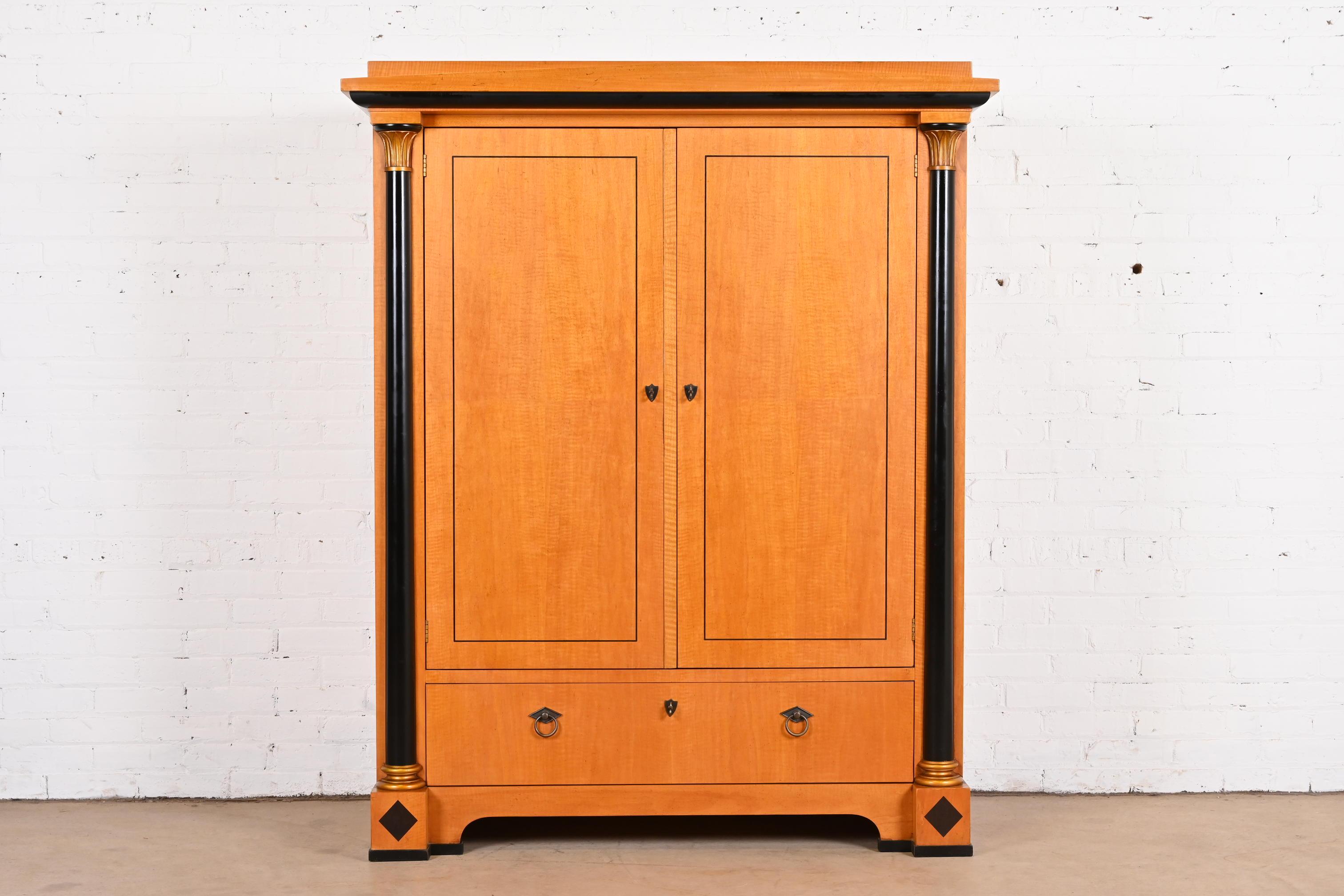 Ein prächtiger Biedermeier- oder neoklassizistischer Schrank oder eine Garderobenkommode

Von Baker Furniture

USA, ca. 1980er Jahre

Schönes Primavera-Holz, mit ebonisierten Säulen und originalen Messingbeschlägen.

Maße: 52 